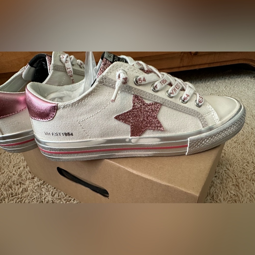 NWOT VINTAGE HAVANA PINK ALIVE SNEAKERS